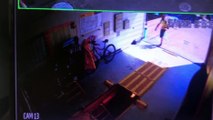 Câmera de monitoramento flagra furto de bicicleta em posto de combustíveis