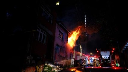 Şişli'de iki katlı metruk bina alev alev yandı