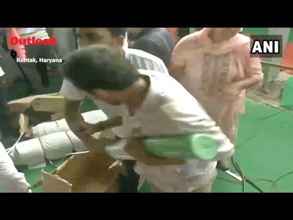 People Loot Yoga Mats At A Yoga Day Venue In Haryana’s Rohtak