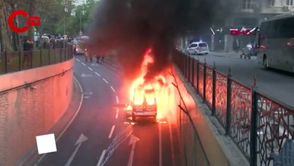 Şişli'de servis minibüsü alev alev yandı