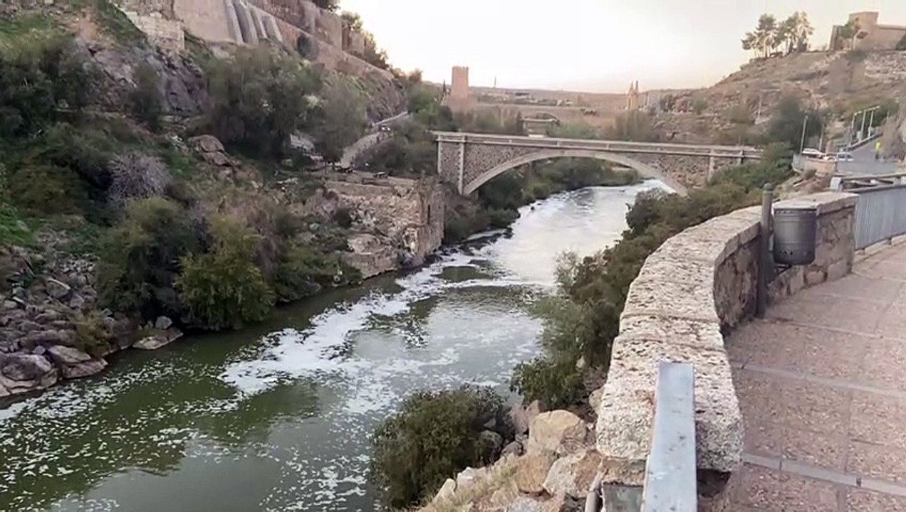 Nuevo episodio de espumas en el Tajo a su paso por Toledo