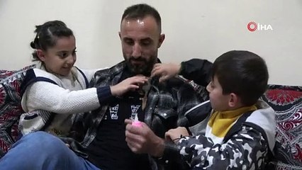 Evine aldığı yavru sincabı biberonla besliyor