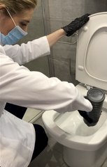 Cómo limpiar el inodoro a fondo para acabar con la suciedad incrustada