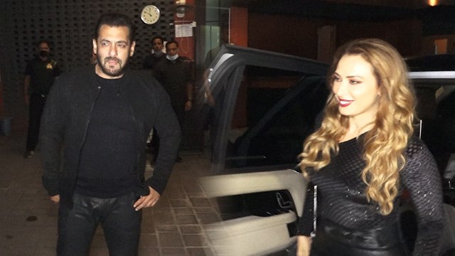 Salman Khan Gf Iulia Vantur संग जीजा Ayush Sharma की बर्थडे पार्टी में पहुंचे | FilmiBeat