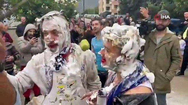 Damada görülmemiş işkence...Önce una buladılar sonra el arabasında gezdirdiler