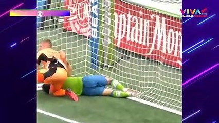 Jurus UFC Keluar di Lapangan Bola, Kiper Marah Banting Lawan