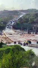 السيول تضرب وادي شهدان وتقطع الطريق أمام المركبات في فيديو صادم