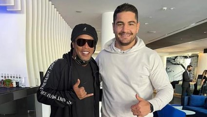 Milli güreşçimiz Taha Akgül, futbolun efsanesi Ronaldinho ile buluştu