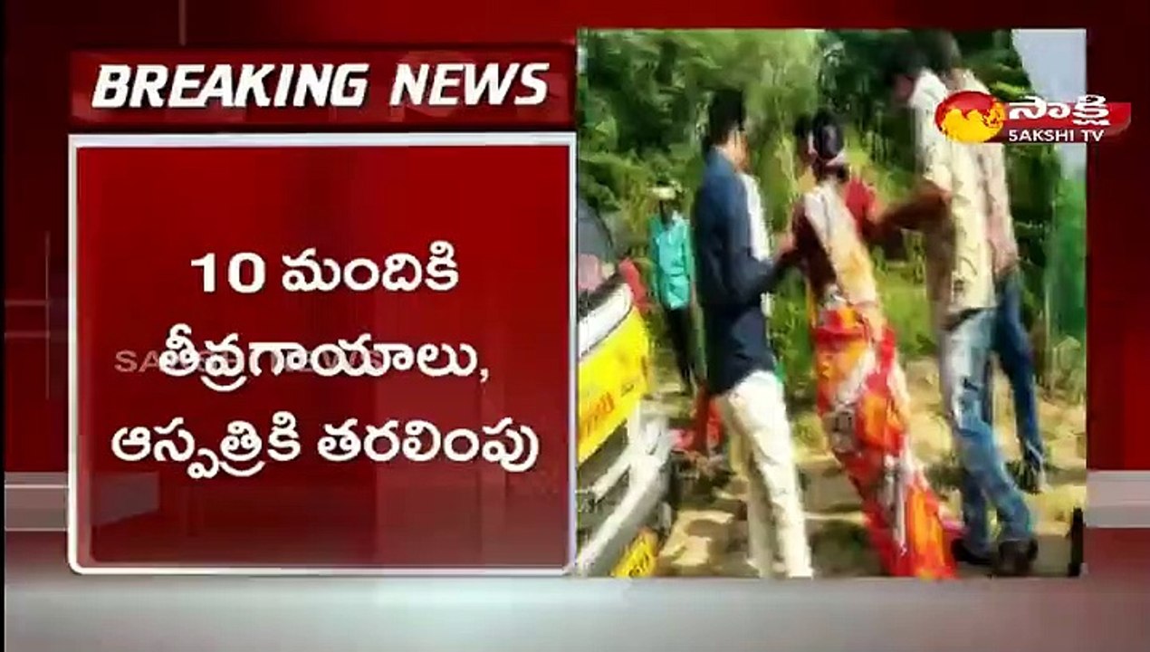 టీఆర్‌ఎస్‌ కార్యకర్తలను తరలిస్తున్న టాటాఏస్‌ బోల్తా..