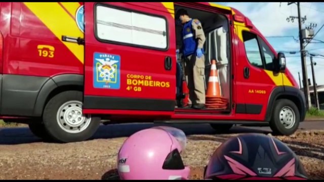 Três motociclistas ficam feridos em menos de meia hora após deslizarem em óleo sobre pista