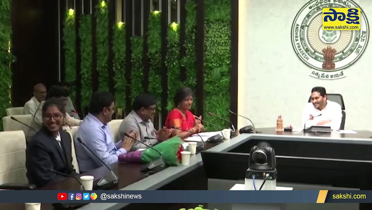 ఎస్సీ, ఎస్టీ గురుకులాల ఐఐటీ ర్యాంకర్లకు సీఎం జగన్‌ అభినందన