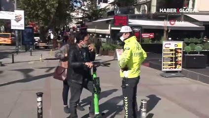 Kadıköy'deki elektrikli scooter denetiminde yaya yolunda gidenlere ceza