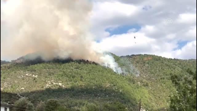 Son dakika haberleri | Manavgat'ta ormanlık alanda çıkan yangına havadan ve karadan müdahale ediliyor