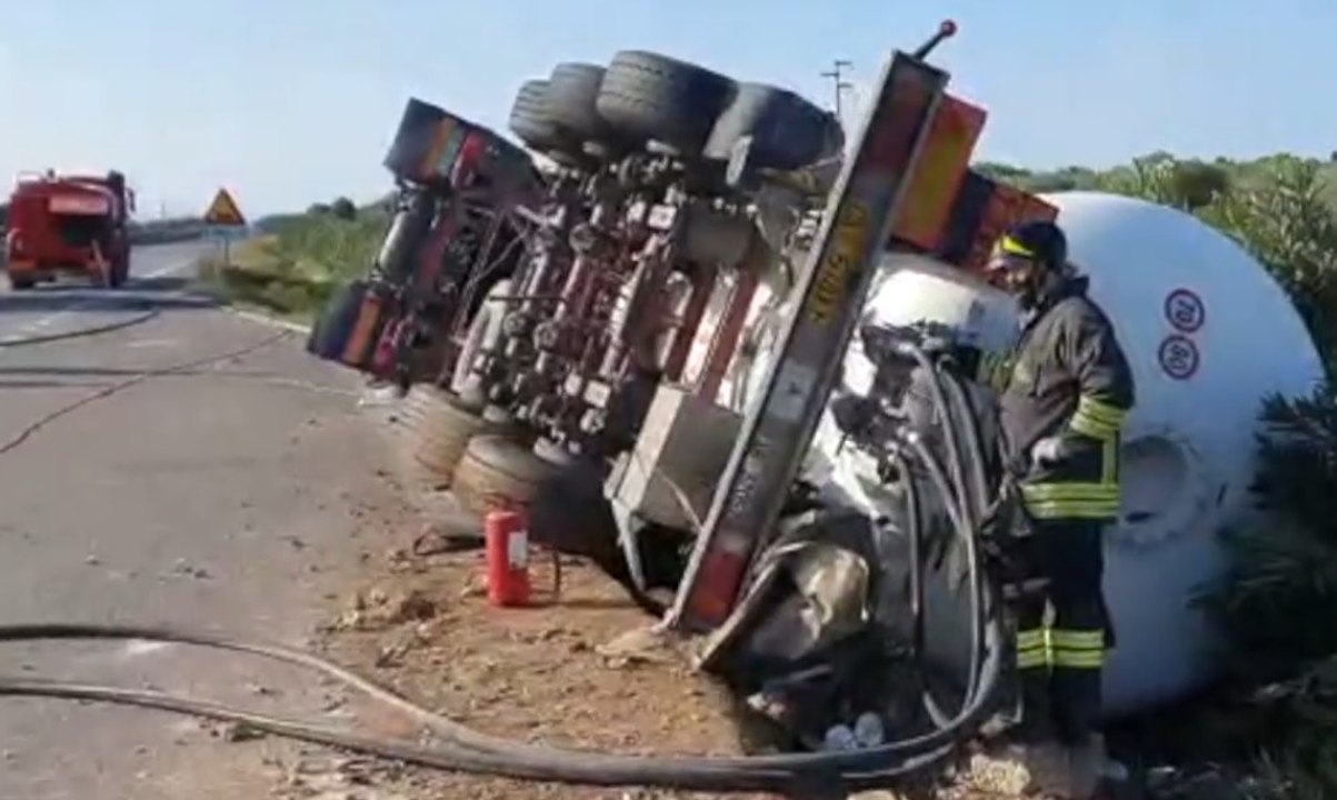 Ostuni (BR) - Autocisterna di Gpl si ribalta in autostrada: soccorso conducente incastrato in abitacolo (26.10.21)