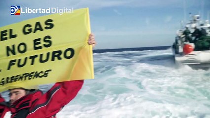 Activistas de Greenpeace bloquean un buque de gas en Sagunto