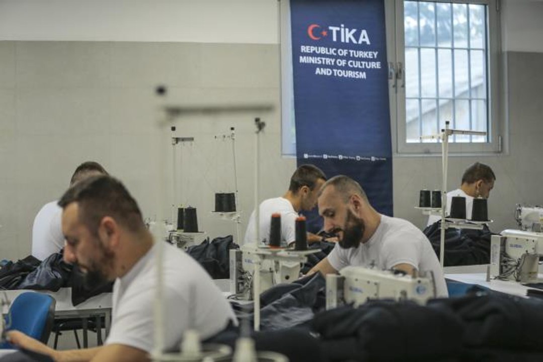 TİKA, Bosna Hersek'teki Zenica Cezaevinde dikiş atölyesi açtı