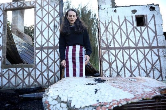 ÇEVRECİ RESSAM GÖKÇE ERHAN, YANAN EVİNDE GÖZYAŞIYLA EŞYALARINI ARADI