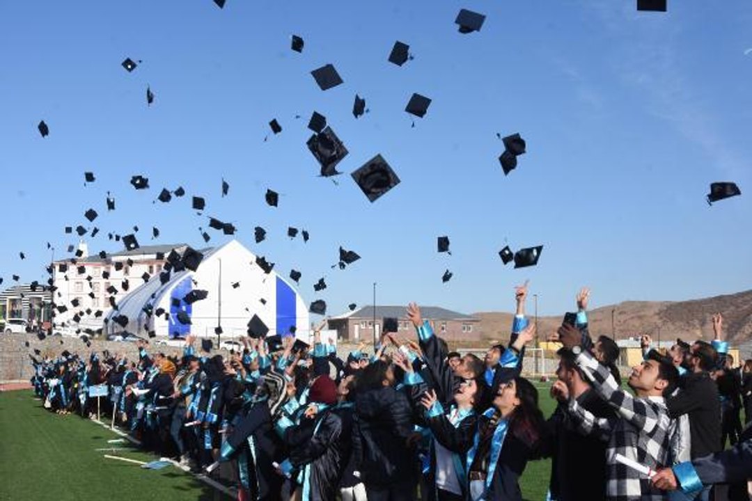 BİTLİS EREN ÜNİVERSİTESİ'NDE PANDEMİ NEDENİYLE ERTELENEN MEZUNİYET TÖRENİ YAPILDI