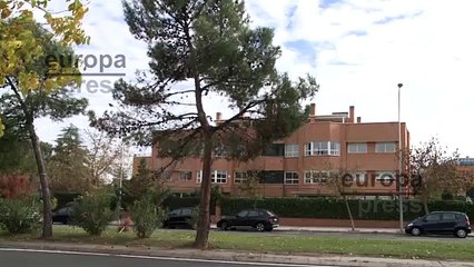 Camiones de mudanzas aparcan frente al nuevo domicilio de María Teresa Campos