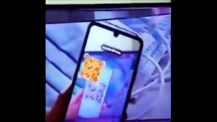 Il scanne le QR Code vu au journal télévisé !