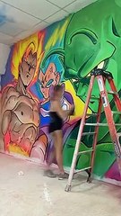 Il recouvre les murs de cette pièce de graffiti en hommage à Dragon Ball Z (DBZ)