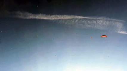 2 parachutistes s'emmêlent dans les airs