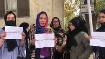 Kabul, donne in piazza per tornare a studiare.  E i talebani aggrediscono un giornalista svizzero