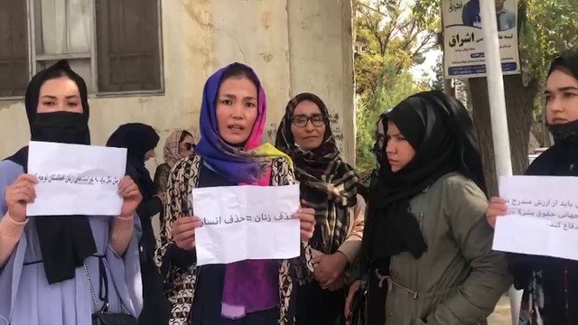 Kabul, donne in piazza per tornare a studiare. E i talebani aggrediscono un giornalista svizzero