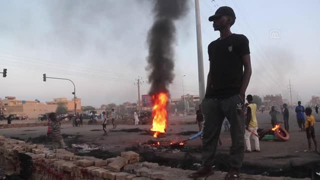 Sudan'da darbe girişimi sonrası halk sokakta