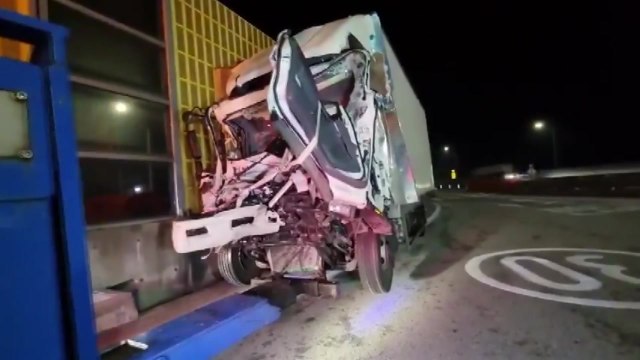 호남고속도로에서 화물차 3대 연쇄 추돌...2명 부상 / YTN