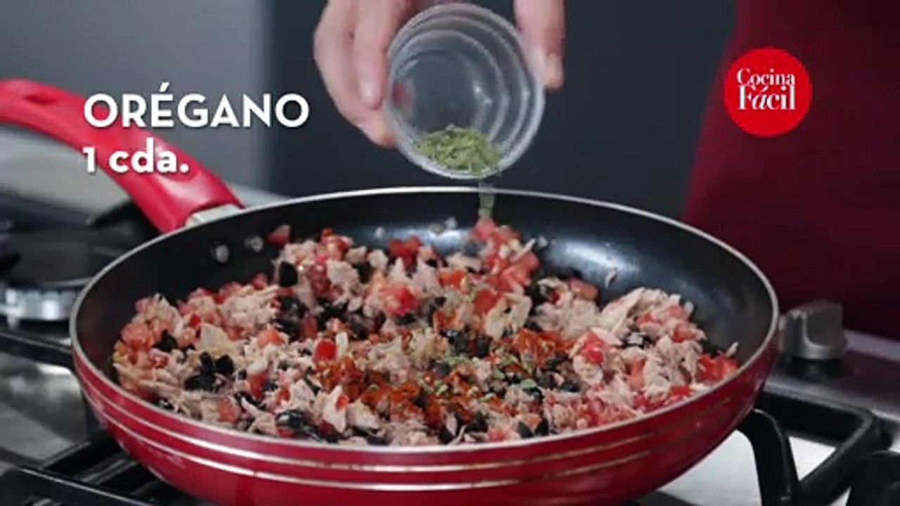 Hojaldre de atún con salsa de cacachuate y chile ‍