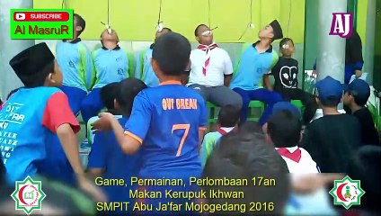 Kalo makan ya harus duduk, walaupun itu sebuah lomba makan kerupuk 17an agustus