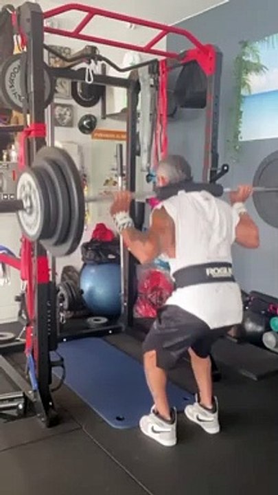 —Gear from @bodyengineers —Happy Friday ! —Salut la famille, j’espère que vous allez bien ? Voici mon entraînement Jambes de ce vendredi matin. Bon entraînement! —SAVE This Leg Day1. Cardio AirBike - 4✖️30 sec.2. Barbell Squat - 4✖️10reps.3