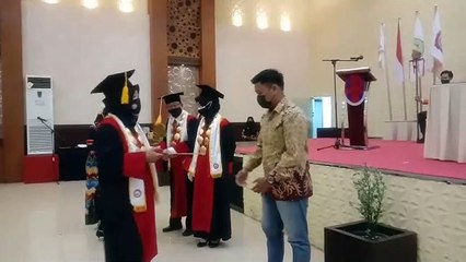 Wakili Istri Meninggal Dunia di Wisuda Stikes Husada Borneo, Hendri Tak Kuasa Tahan Air Mata