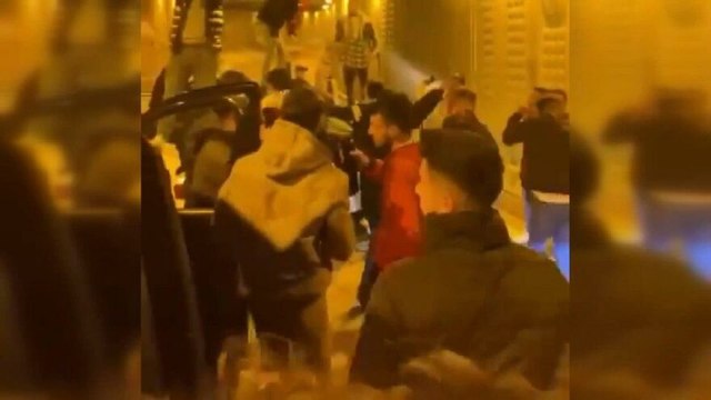 Tünel kapatarak araç üzerinde dans eden sürücülere ceza kesildi