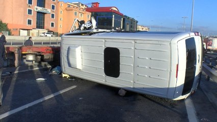 Beylikdüzü'nde işçi taşıyan minibüs park halindeki TIR'a çarpıp devrildi