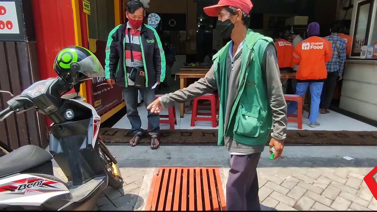 Viral Pencurian Besi Penutup Got Terekam CCTV