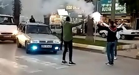 Yolu kapatıp oynadılar, cezadan kurtulamadılar