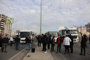 Üst geçit isteyen vatandaşlar eylem yapıp, yolu kapattı