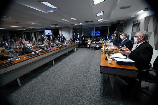 Brezilya Parlamentosu, Bolsonaro'yu 9 suçla itham eden raporu onayladı