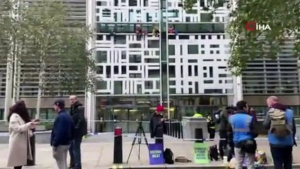 İklim savunucuları İçişleri Bakanlığı binasına tırmandı