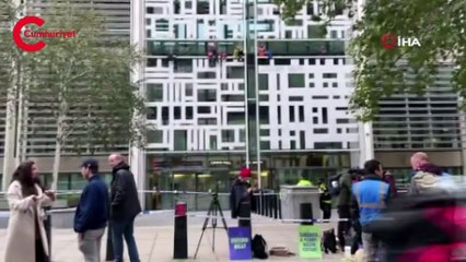 İngiltere’de iklim aktivistleri İçişleri Bakanlığı binasına tırmandı