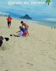 Hombre usa un caimán para defenderse de una pelea en Brasil