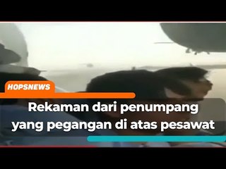Warga Afghanistan bangga pegangan di atas pesawat yang lepas landas
