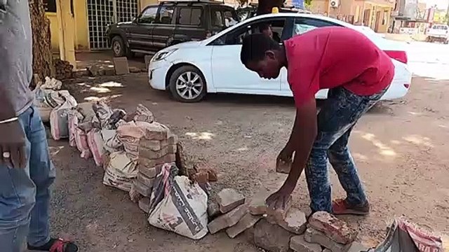 السودانيون يواصلون الاحتجاج ضد الانقلاب