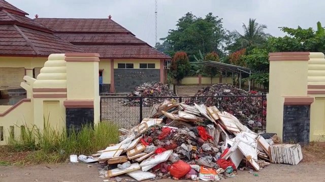 Buntut Aksi Protes, Warga Penuhi Sampah di Halaman Kantor Kelurahan Cilowong