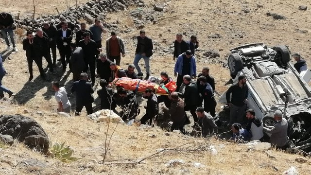 Feci kaza! Kontrolden çıkan otomobil şarampole yuvarlandı: 3 ölü, 2 yaralı