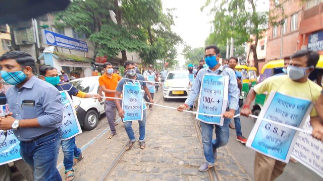 পেট্রল ডিজেলের মূল্যবৃদ্ধির কারণে লাক্সারি ট্যাক্সি মালিকদের অভিনব প্রতিবাদ |oneindia Bengali