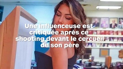 Une influenceuse pose sans gêne devant le cercueil de son père