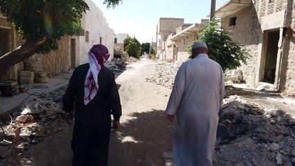 سوريون تفصلهم خطوط تماس عن منازلهم في بلدة تادف السورية